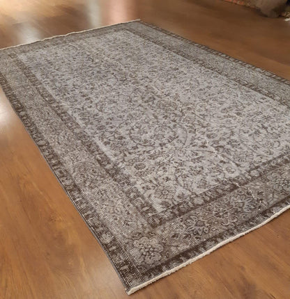 Vintage Turkish Wool Rug (4.6x7.6 ft): Handmade Anatolian Persian Design