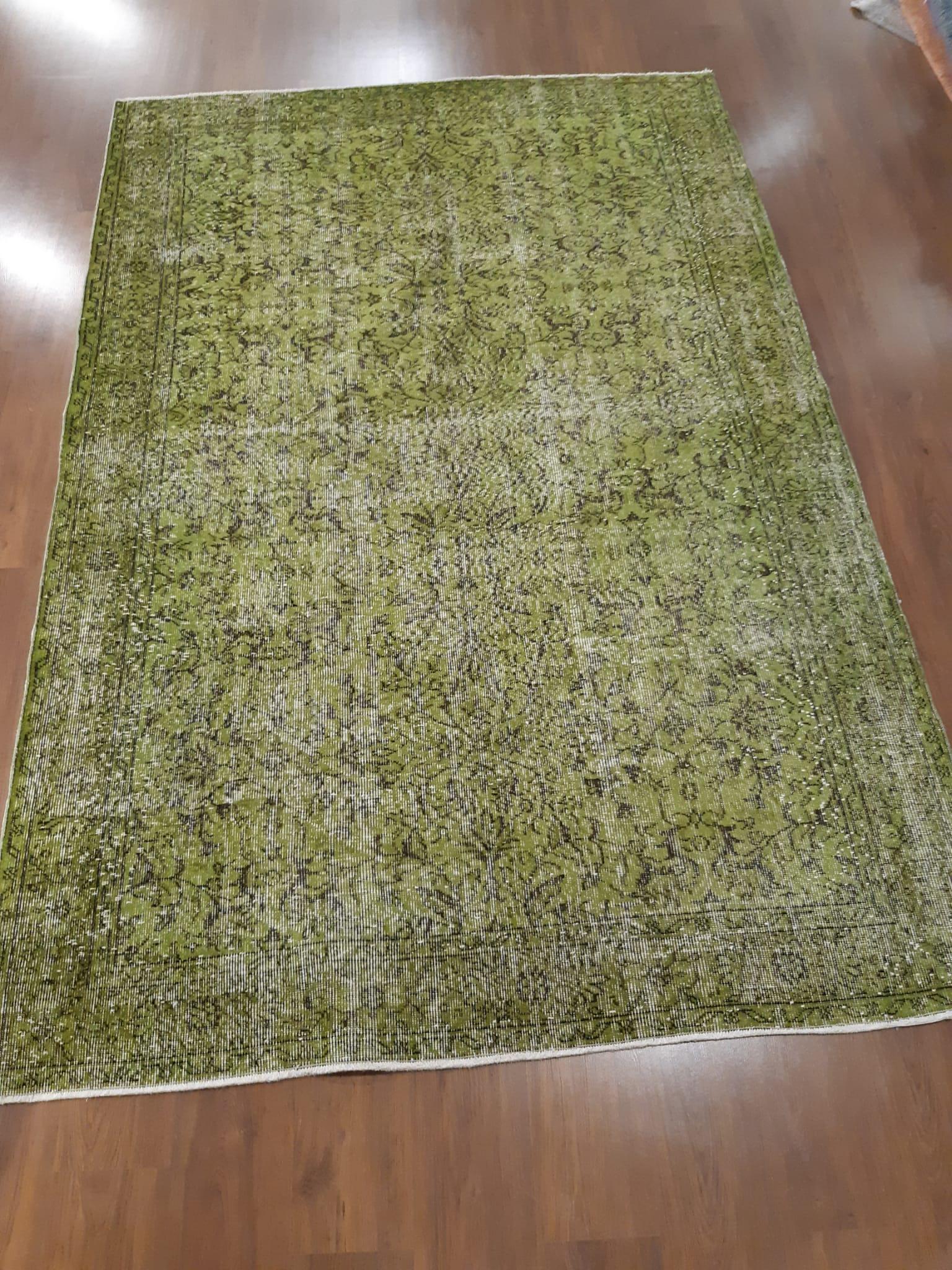 Handmade Green Wool Vintage Rug: 6x9 ft