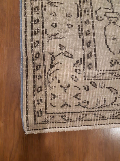 Vintage Turkish Wool Rug (6.4x9.4 ft): Handmade Anatolian Persian Design