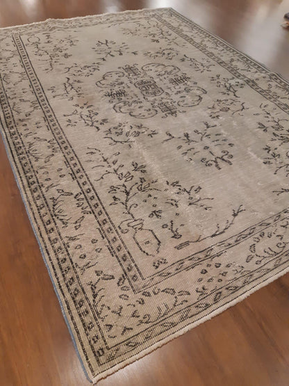 Vintage Turkish Wool Rug (6.4x9.4 ft): Handmade Anatolian Persian Design