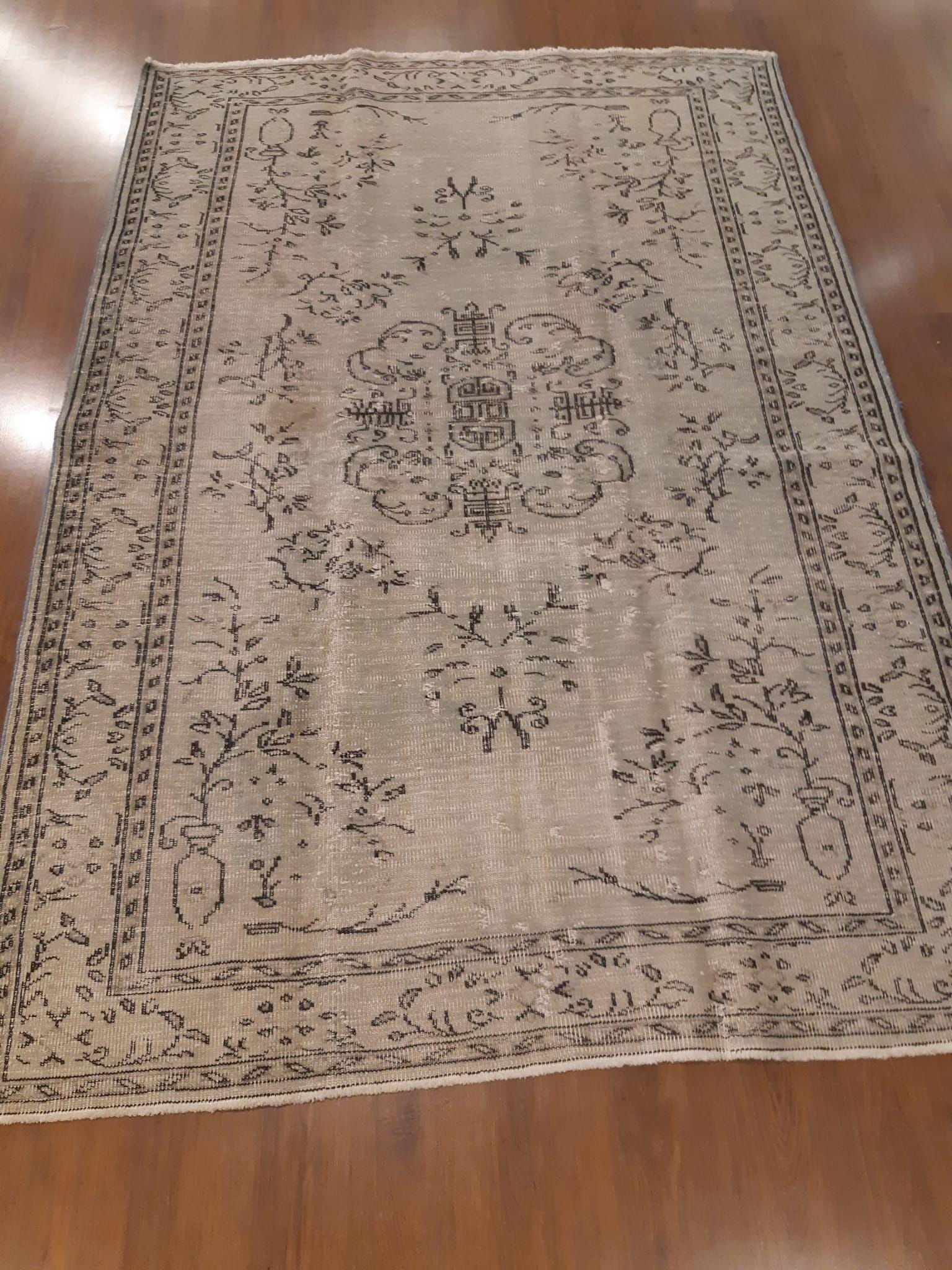 Vintage Turkish Wool Rug (6.4x9.4 ft): Handmade Anatolian Persian Design