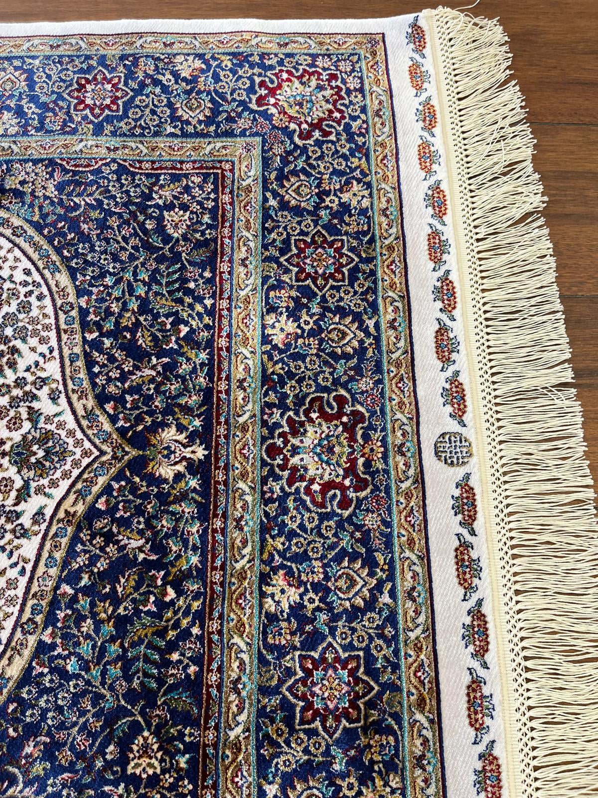 Bamboo Silk Prayer Rug: Soft Muslim Seccade with Silk Fringes
