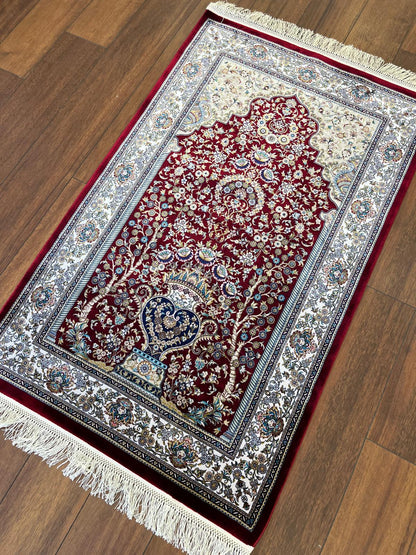 Bamboo Silk Prayer Rug: Soft Muslim Seccade with Silk Fringes