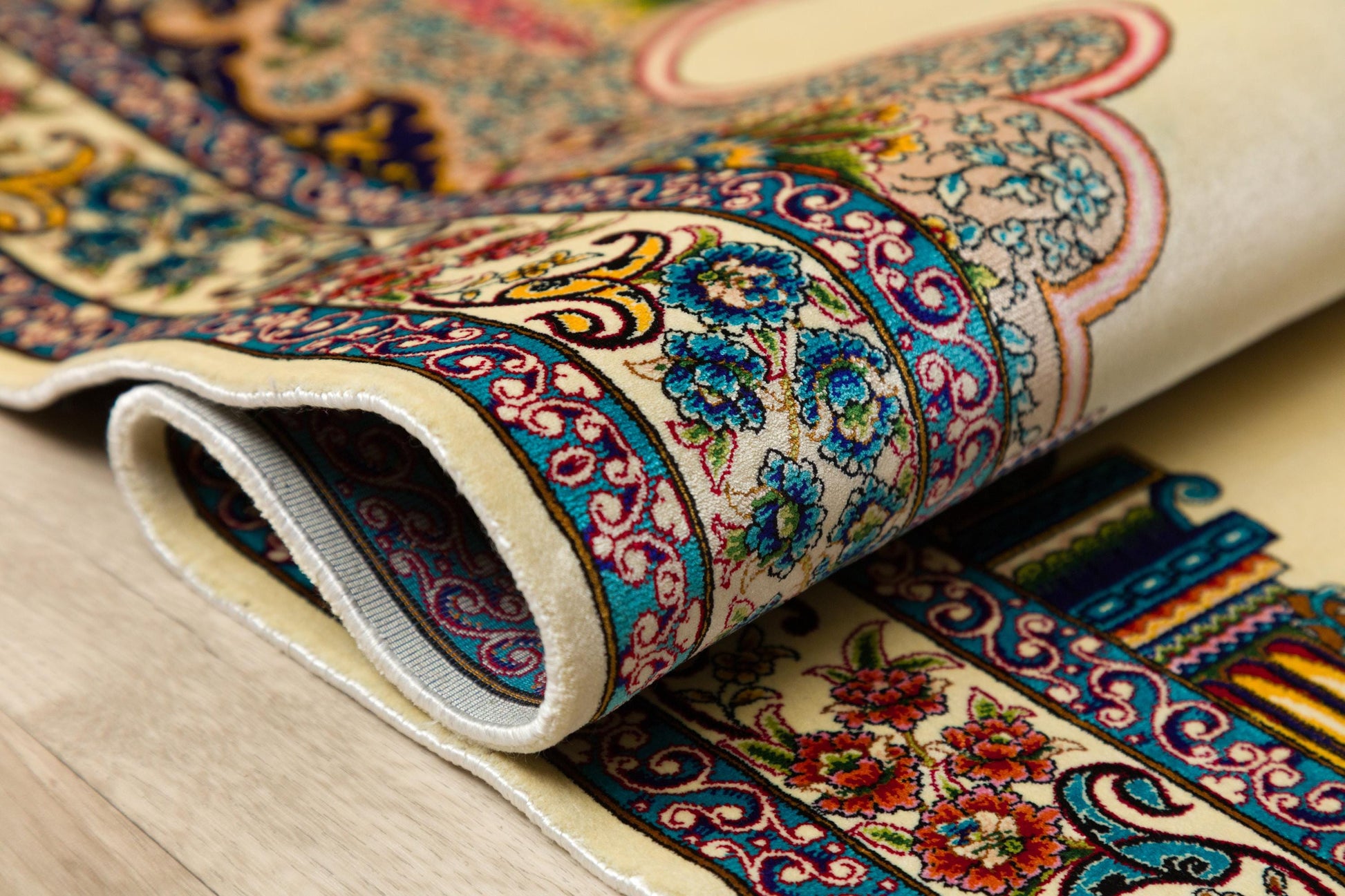 Luxury Silk-Look Prayer Rug: Islamic Mihrab Design, Machine Woven
